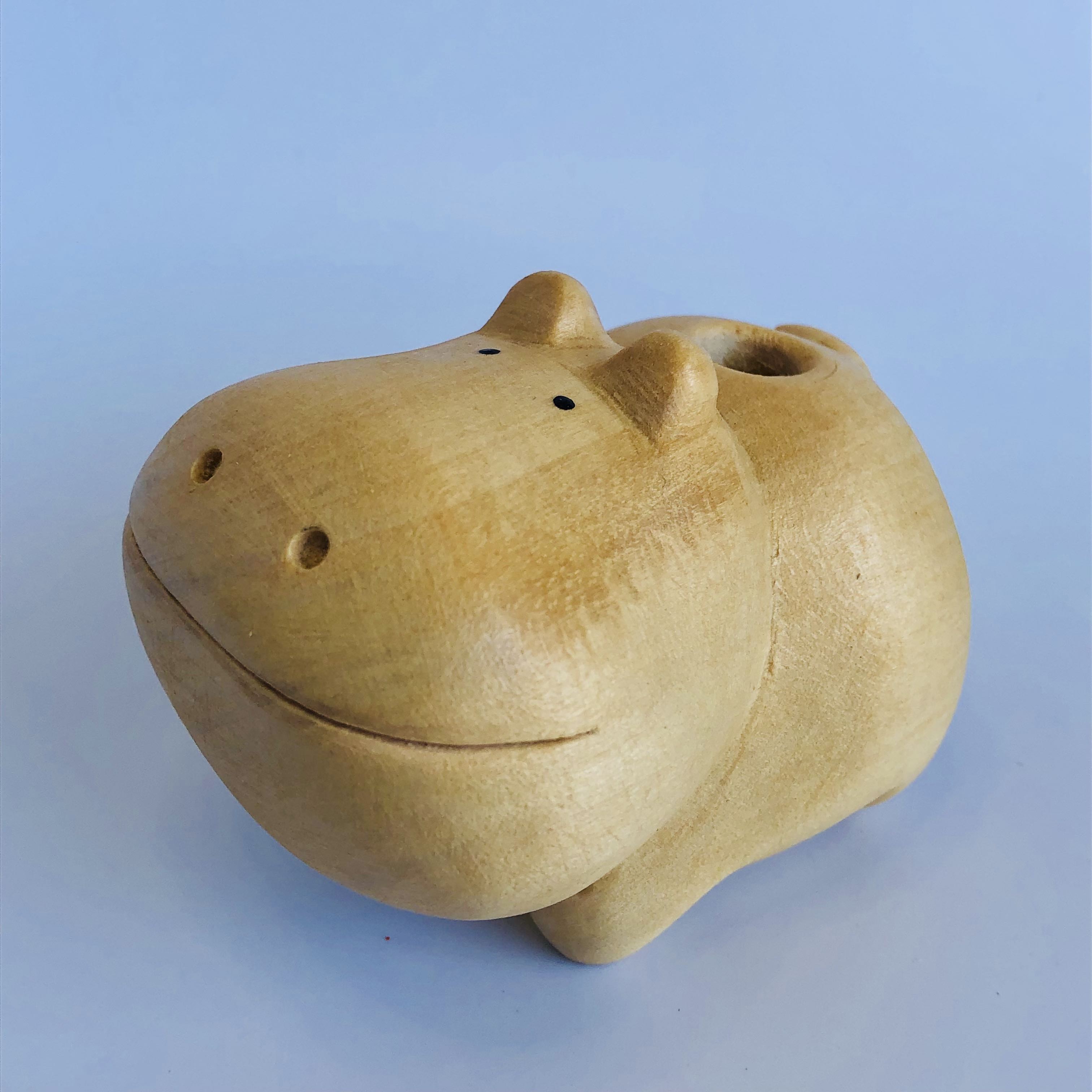 木彫りのカバ 木彫りアート メモをくわえる木彫りのカバちゃん（ペン立て仕様） – ようこそ