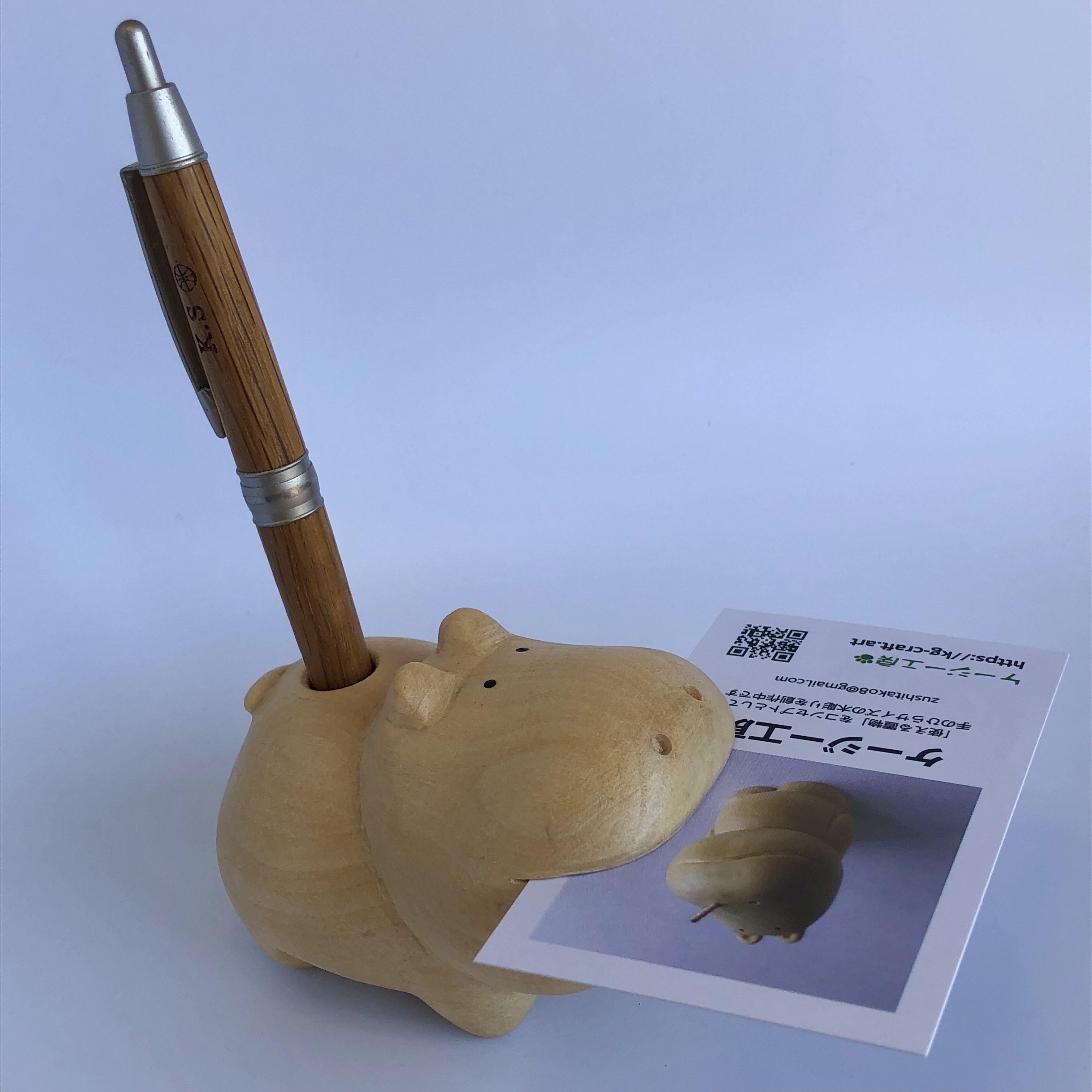メモをくわえる木彫りのカバちゃん（ペン立て仕様） – ようこそ